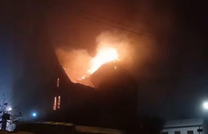 Incendio alla chiesa Witry: parte dell’edificio completamente danneggiata (foto)