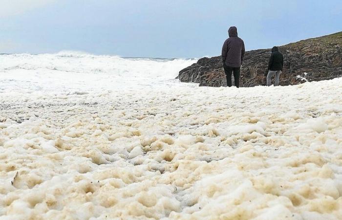 Burrasca in Bretagna: raffiche oltre i 120 km/he molti pedoni sulla costa [En images]