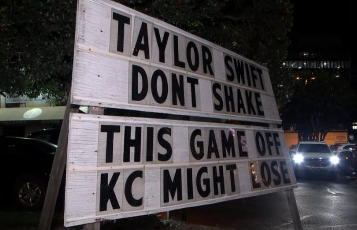 L'insegna del ristorante di Charlotte chiama Taylor Swift prima della partita Panthers-Chiefs