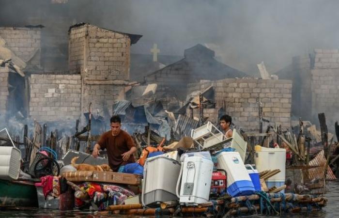 Centinaia di case carbonizzate: incendio devasta una baraccopoli nelle Filippine