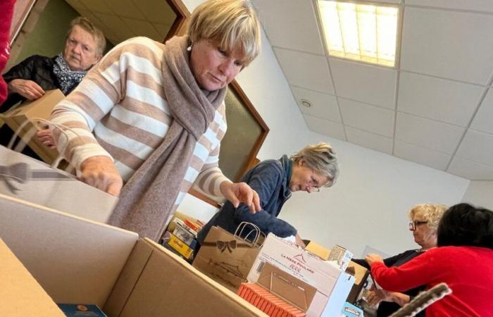 Pacchetti natalizi preparati nel Canale della Manica per i bambini ucraini