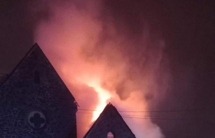 Incendio alla chiesa Witry: parte dell’edificio completamente danneggiata (foto)