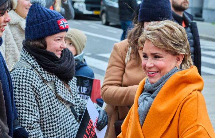 La Granduchessa Maria Teresa manifesta in arancione per sostenere le donne vittime di violenza