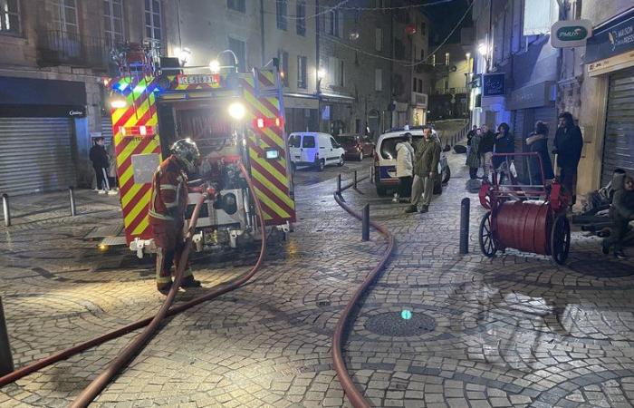 Un incendio è scoppiato nelle aree comuni di un edificio nel centro di Mende