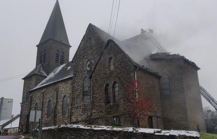 Incendio alla chiesa Witry: parte dell’edificio completamente danneggiata (foto)