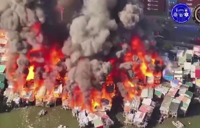 immagini terrificanti dell'incendio che ha devastato centinaia di case in una baraccopoli di Manila