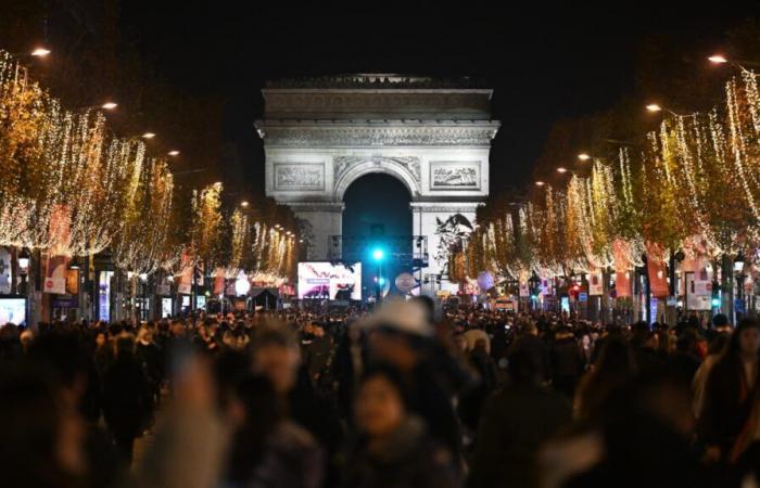 Immagini delle luci di Natale sugli Champs-Élysées