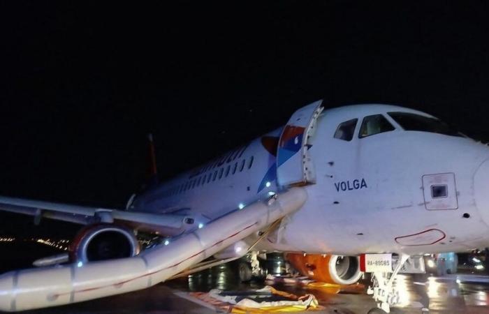 Türkiye: aereo russo evacuato a causa dell’incendio del motore durante l’atterraggio