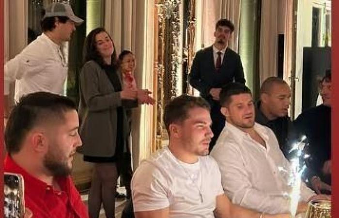 Compleanno di Antoine Dupont a Parigi con Léna Situations, giocatori di rugby e altre star in foto