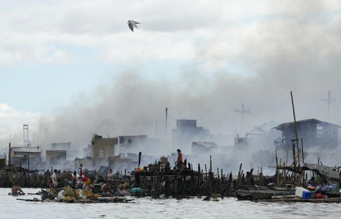 Filippine | Centinaia di case devastate da un incendio nella baraccopoli di Manila