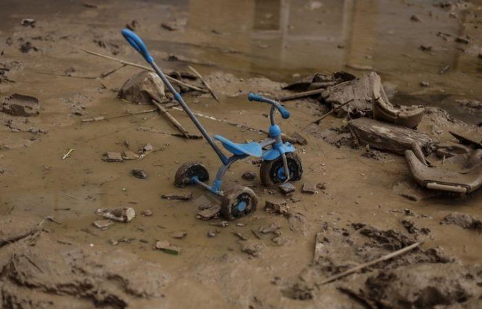 Alluvioni in Spagna: mentre ristruttura una scuola, un operaio perde la vita per il crollo di un tetto