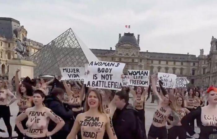 Cento Femen al Louvre