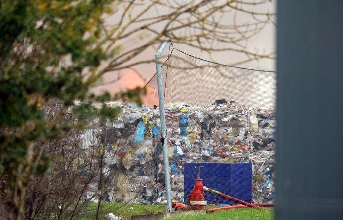 prende fuoco un centro di smistamento a Indre