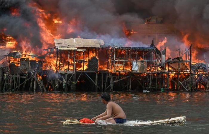 incendio devasta una baraccopoli di Manila, centinaia di case colpite