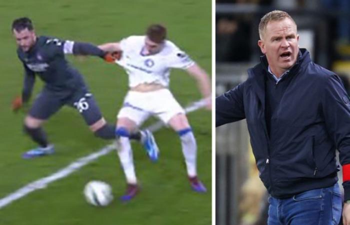 VIDEO. Il portiere dell’Anderlecht abbatte il giocatore del Gent, ma l’arbitro non vede problemi: “Coosemans era l’unico che meritava il rosso”