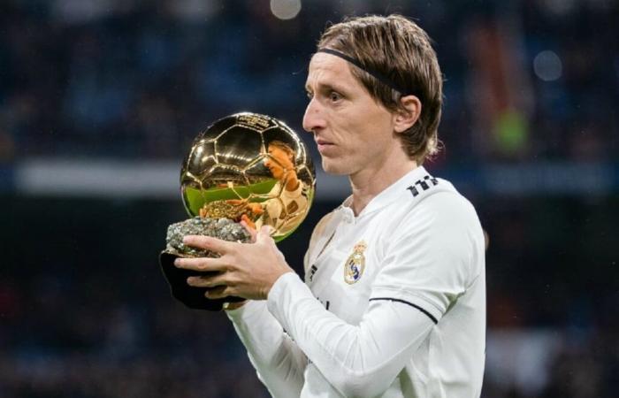 Pallone d’Oro: incredibile! Luka Modrić si separa dal suo trofeo e lo invia a… (foto)