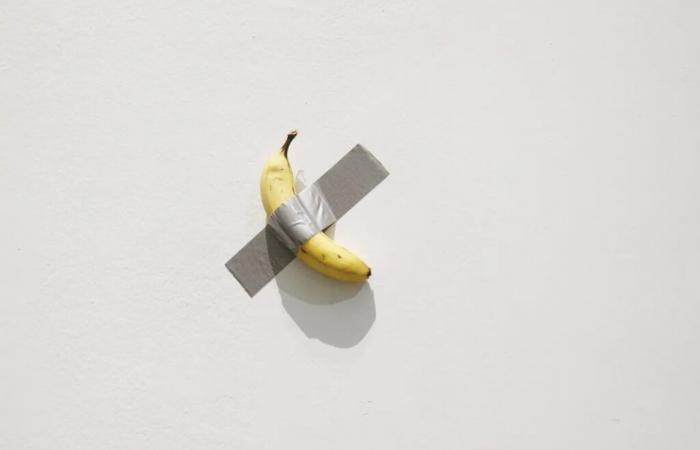 “Comico”: una banana attaccata al muro venduta all’asta per 6,2 milioni di dollari