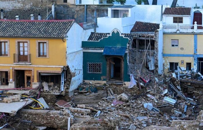 Alluvioni a Valencia: crolla il tetto di una scuola su un operaio, l’uomo muore