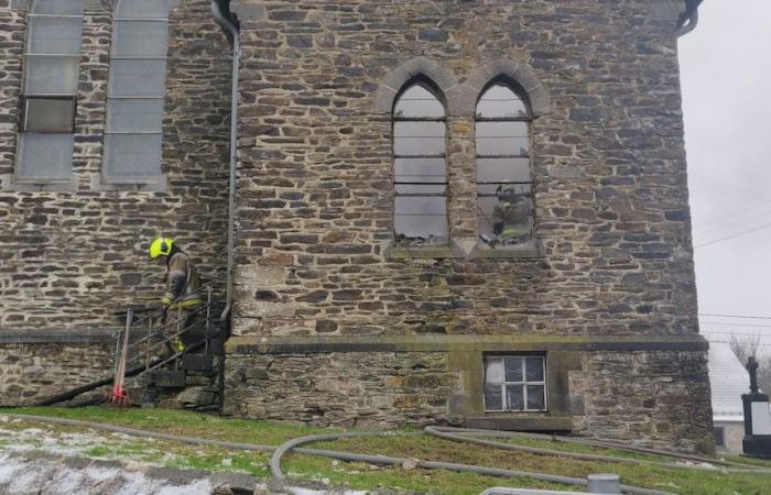 Incendio alla chiesa Witry: parte dell’edificio completamente danneggiata (foto)