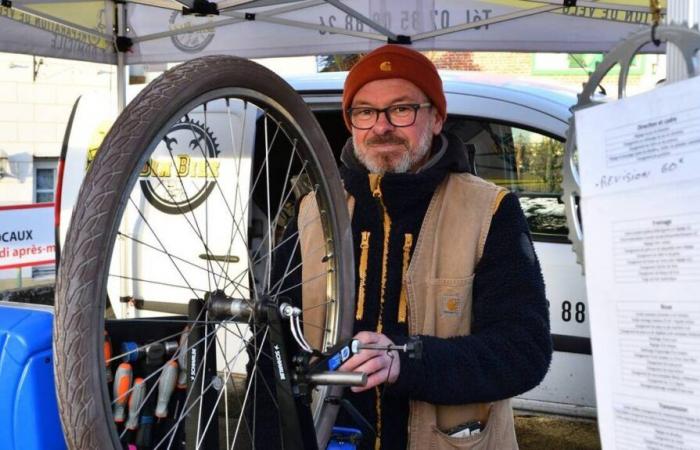 A casa o nei mercati del Calvados, Dimitri Gallet ripara biciclette