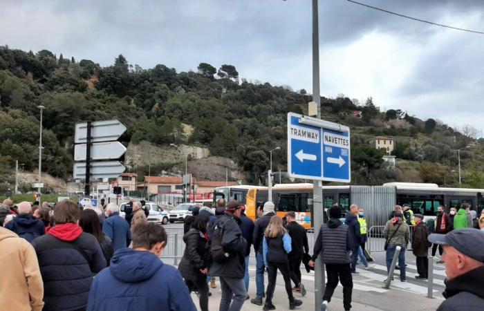 Traffico a Nizza. Il trasporto viene modificato per questo evento storico