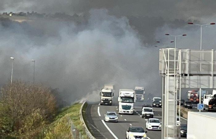 spettacolare incendio ad Anse, mobilitati 80 vigili del fuoco