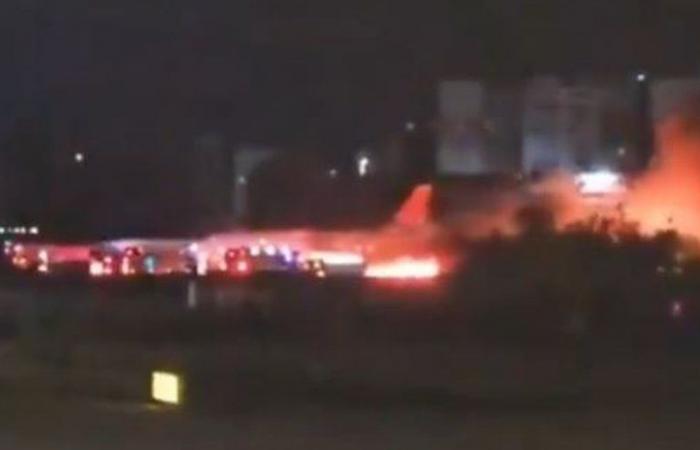 VIDEO. Il motore prende fuoco durante l’atterraggio: immagini spettacolari dell’evacuazione di un aereo russo in fiamme