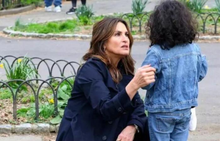 La bambina smarrita ha scambiato Mariska Hargitay per un vero poliziotto e la star della SVU ha lasciato tutto per aiutarla