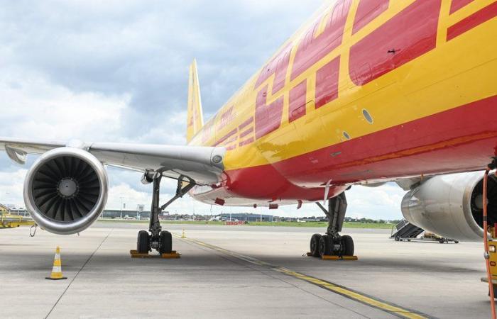 Un atterraggio anticipato: un aereo cargo DHL precipita nei pressi di un aeroporto in Lituania, muore uno dei membri dell’equipaggio