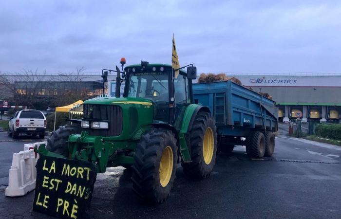 blocchi questo lunedì mattina intorno a un centro logistico alimentare a Essonne