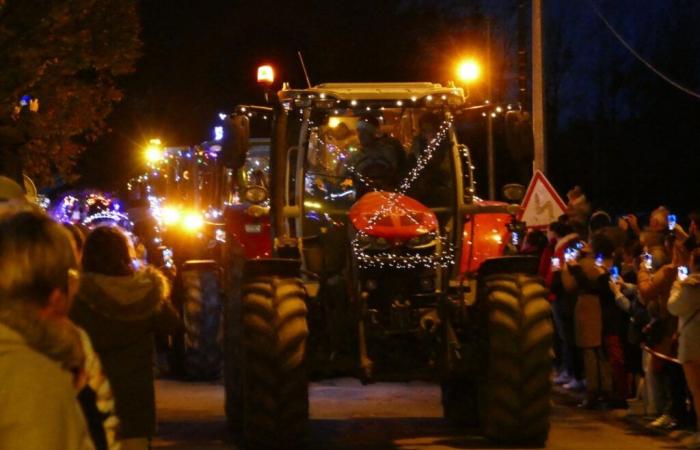 FOTO. I trattori illuminati attirano la folla in questo villaggio del Calvados