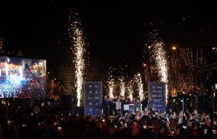 A Parigi, le illuminazioni degli Champs-Élysées hanno immerso la folla nella “magia del Natale”