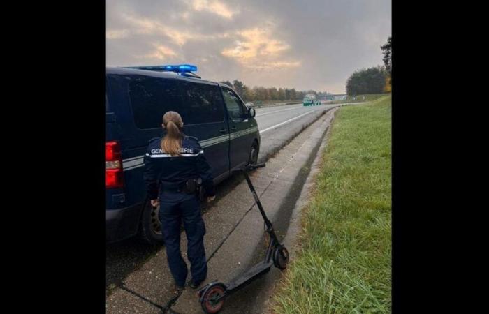 prende l’autostrada in scooter e si rompe