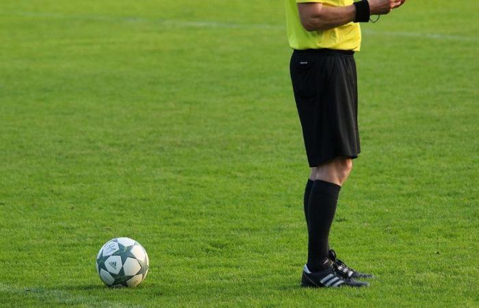 VIDEO. Calcio: “demenziale”, “surrealismo in stile belga”… La ripresa della partita ritardata per un vuoto di memoria da parte dell'arbitro