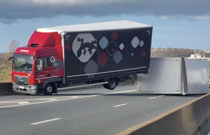 Incidente spettacolare di un camion sulla A47, traffico mostruoso in direzione Lione