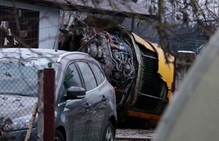 Aereo cargo DHL precipita in Lituania, prende fuoco e appicca un incendio in una casa: almeno un morto