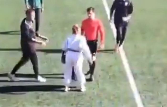 indignazione in Spagna, la mamma di un figlio entra in campo e schiaffeggia l'arbitro