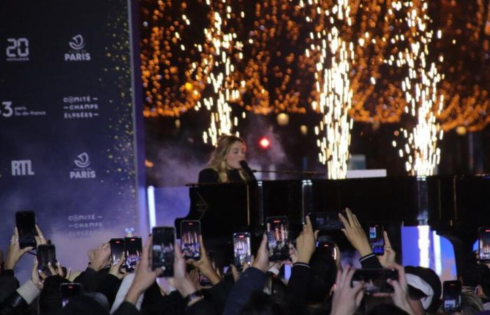 A Parigi, le illuminazioni degli Champs-Élysées hanno immerso la folla nella “magia del Natale”