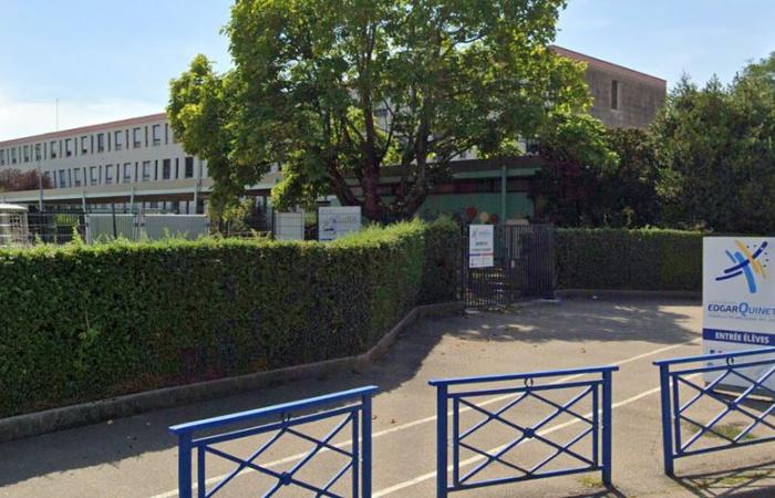 L'insegnante ha provato a intervenire: armato di forbici, ha aggredito alla gola un compagno di classe nel bel mezzo della lezione