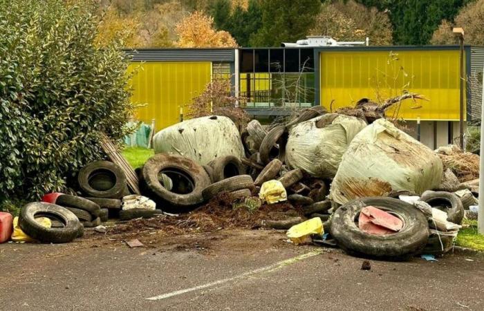 Crisi agricola nell'Haute-Vienne: letame e pneumatici scaricati davanti all'ufficio del deputato Stéphane Delautrette