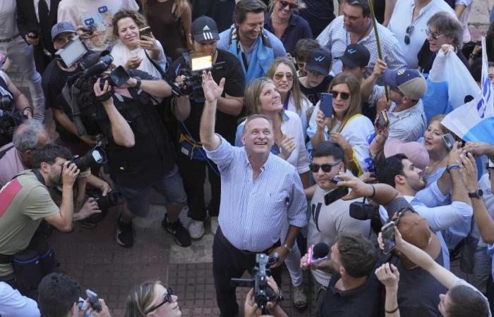 Candidato di sinistra dell’Uruguay eletto presidente: NPR