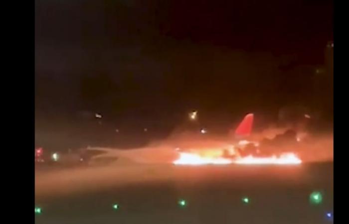 In Turchia, un aereo russo prende fuoco mentre atterra ad Antalya, evacuati i passeggeri