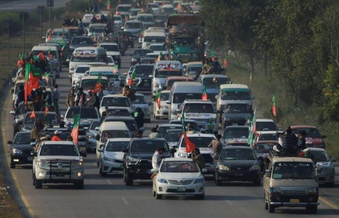 migliaia di sostenitori di Imran Khan alle porte di Islamabad, Washington invita alla calma