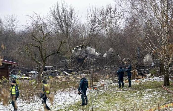 L’aereo cargo DHL si schianta e finisce contro una casa in Lituania, uccidendo un membro dell’equipaggio spagnolo