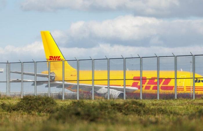 1 persona morta dopo che un aereo cargo DHL si è schiantato contro una casa