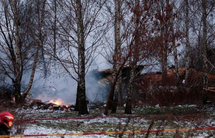 Aereo cargo precipita in una zona residenziale in Lituania, almeno un morto secondo il rapporto provvisorio