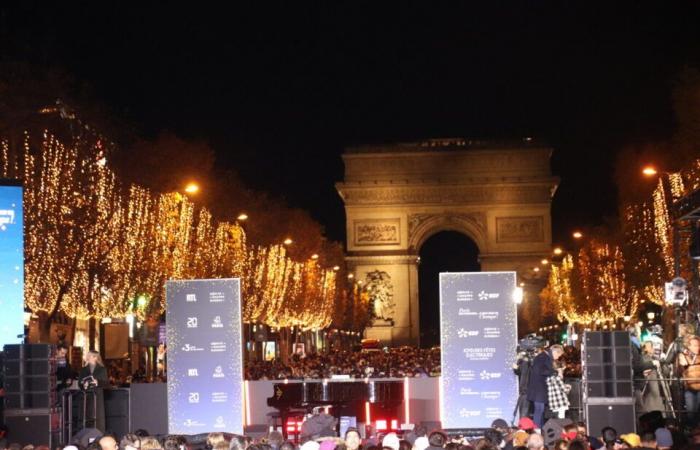 A Parigi, le illuminazioni degli Champs-Élysées hanno immerso la folla nella “magia del Natale”