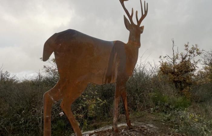 una scultura monumentale di cervo installata sopra Chooz