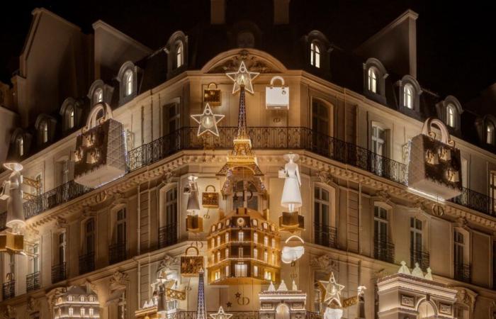 Nelle immagini: Dior crea magiche vetrine di Natale al 30 Montaigne