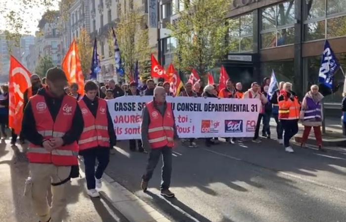 VIDEO. La rabbia degli agenti del Consiglio dipartimentale in sciopero contro la soppressione di 500 posti di lavoro, 2000 persone in strada